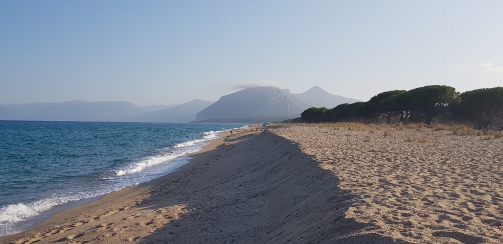 Spiaggia Su Barone, Orosei, Sardinien – steiler Sandstrand / Su Barone Beach, Orosei, Sardinia – steep sandy beach