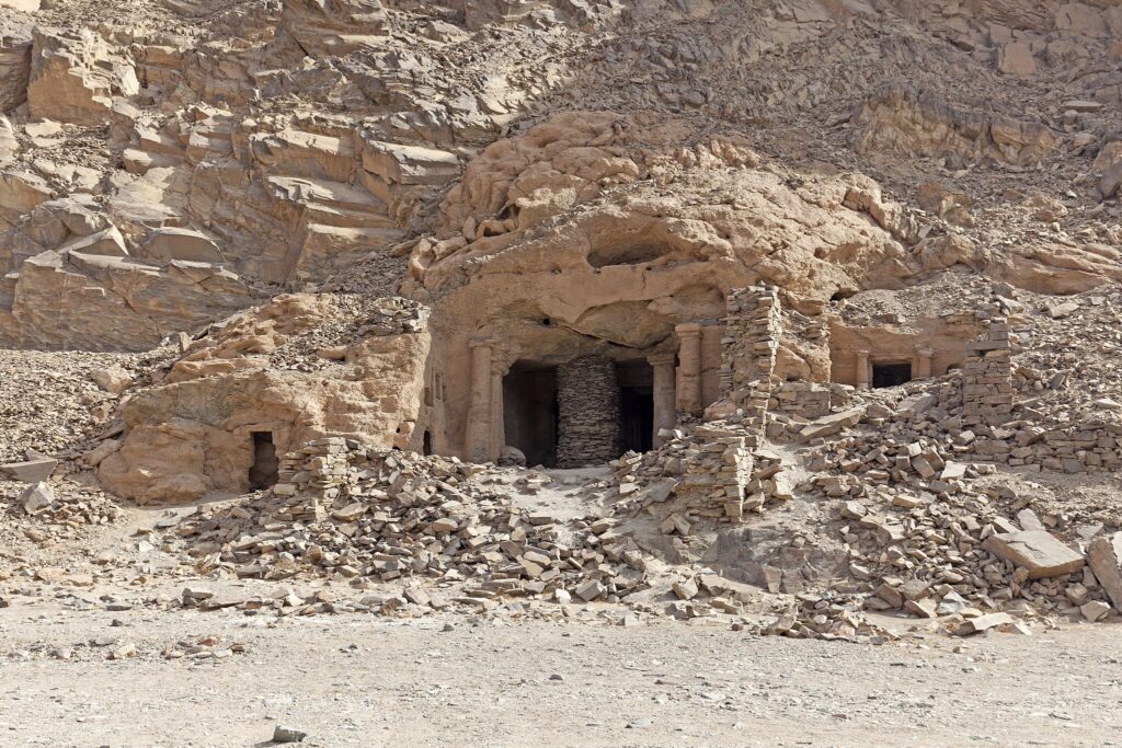 Großer Tempel von Sikait im Wadi el Gemal in Ägypten mit antiker Felsarchitektur in der östlichen Wüste