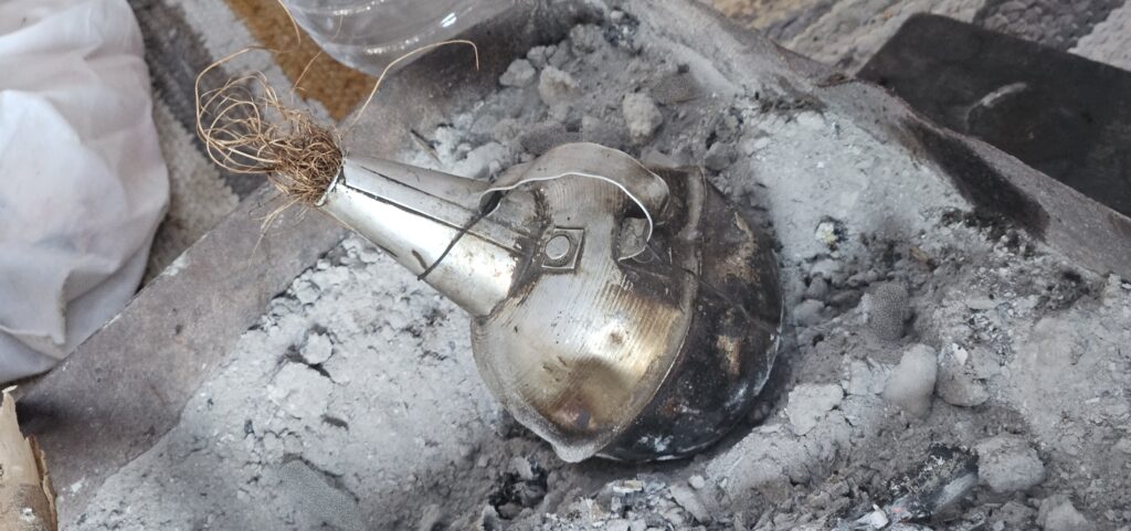 Jabanah-Gefäß in heißer Asche bei der Kaffeezeremonie im Wadi el Gemal, traditionelle Kaffeezubereitung der Ababda