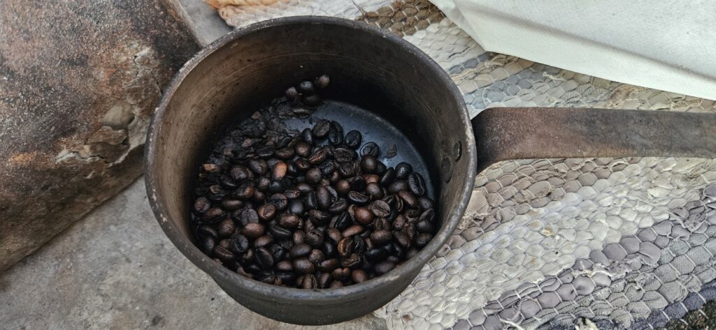 Langsam geröstete Kaffeebohnen bei der Ababda-Kaffeezeremonie im Wadi el Gemal, traditionelle Zubereitung in Ägypten