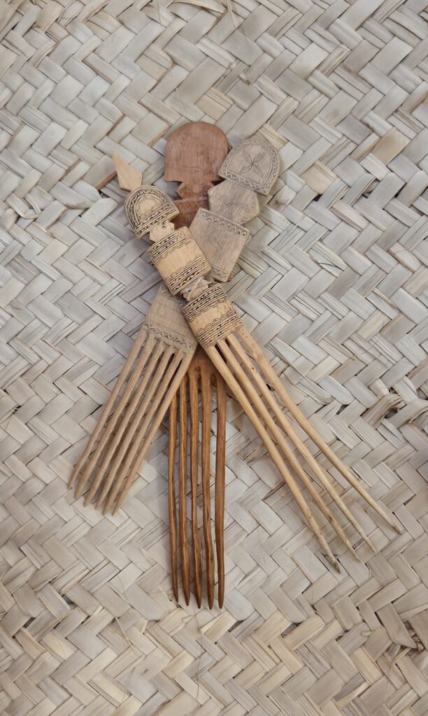 Kämme der Ababda aus Kamelknochen im Wadi el Gemal in Ägypten auf einer geflochtenen Matte