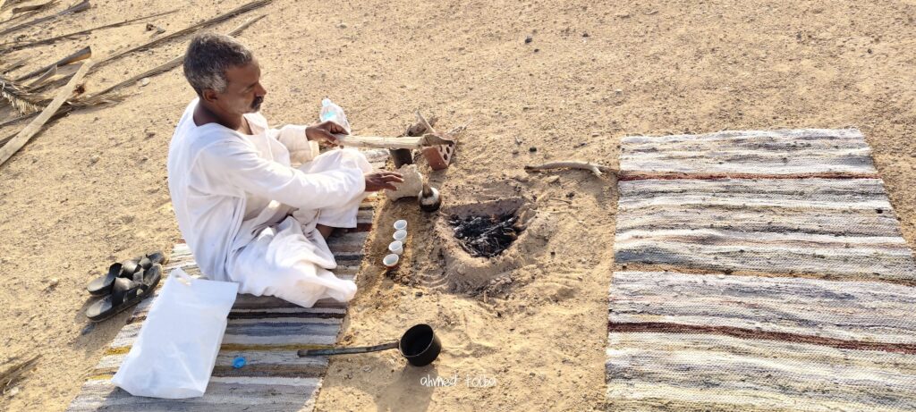 Al-Jabanah-Kaffeezeremonie im Wadi el Gemal, Ababda-Mann bereitet traditionellen Kaffee in der Wüste Ägyptens zu