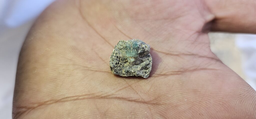 Rohsmaragd aus dem Wadi el Gemal in Ägypten auf der Hand eines Sammlers