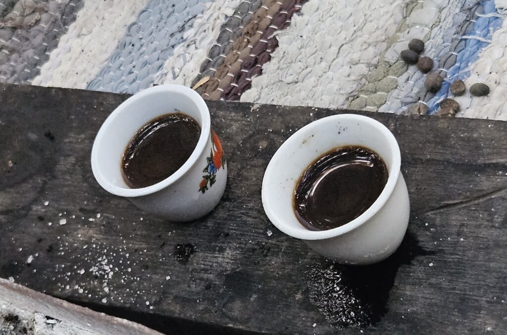 Kleine Porzellantassen mit starkem Kaffee bei der Al-Jabanah-Kaffeezeremonie im Wadi el Gemal in Ägypten