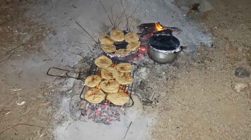 Gabori-Brot über offenem Feuer im Wadi el Gemal, traditionelle Zubereitung von Essen in der Wüste Ägyptens