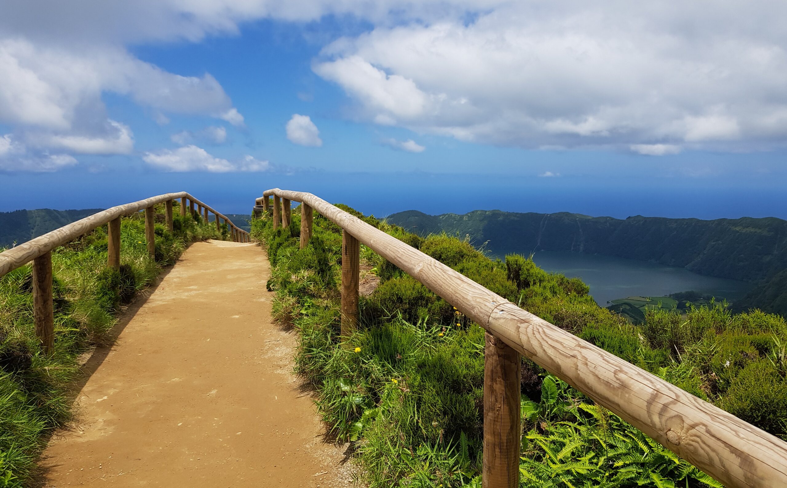 Cete Cidades auf den Azoren, Aussichtspunkt mit Wanderweg, grüne Vulkanlandschaft unter Wolkenhimmel